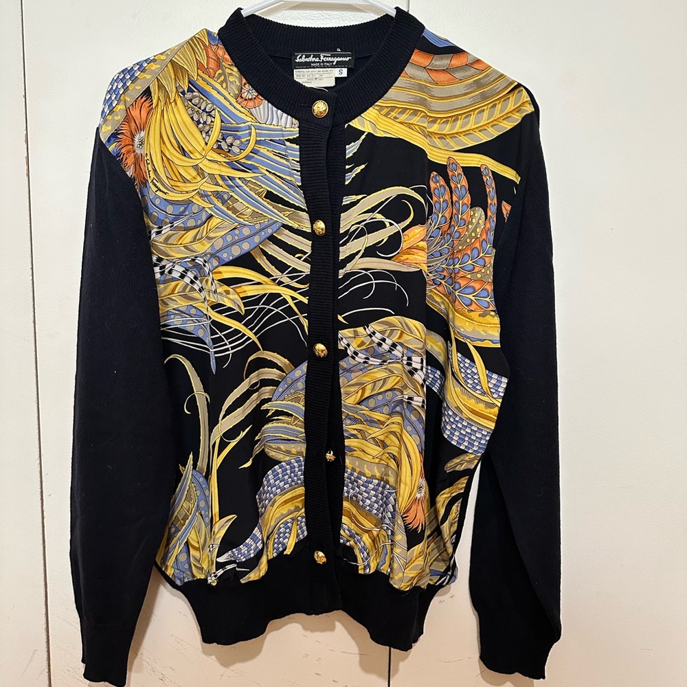 SALVATORE FERRAGAMO
Virgin Wool Printed Sweater 💯 Authentic (wore 2x ONLY)
